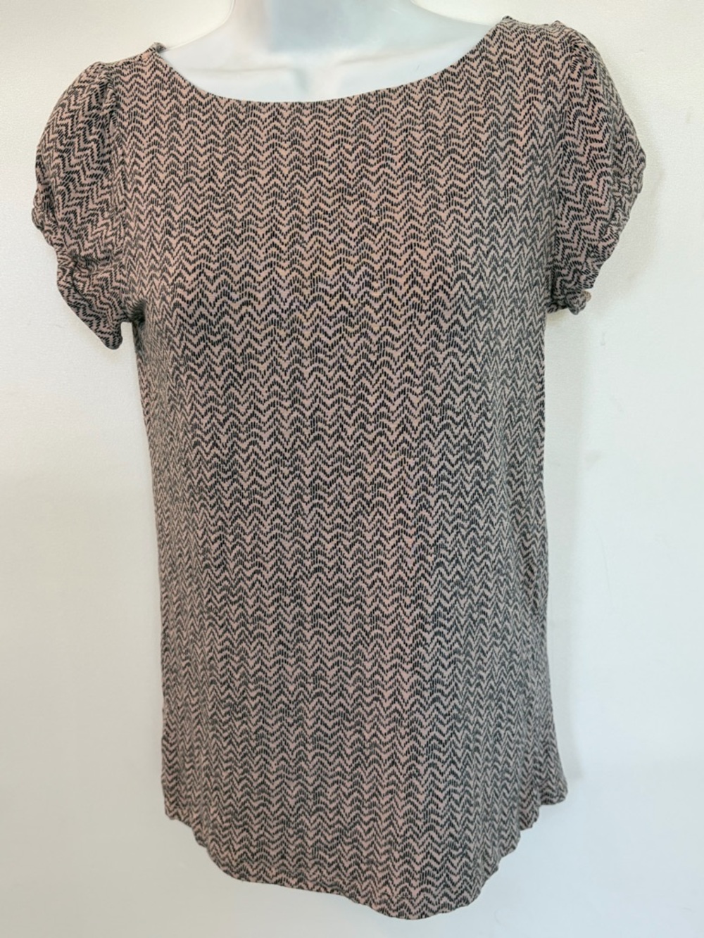 Small Loft Ann Taylor Women’s Chevron Short Cap Sleeve Top in Beige and Black